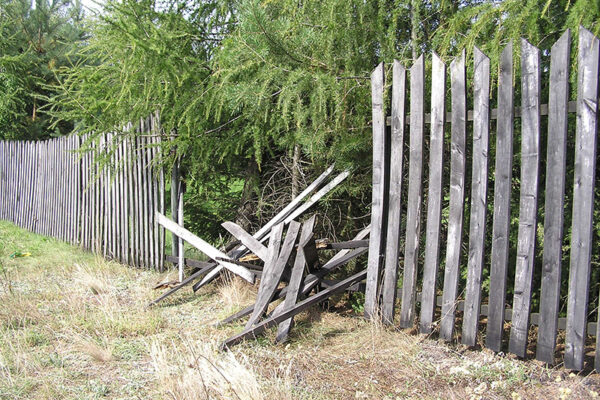 blog-broken-fence - A Straight Up Fence Company